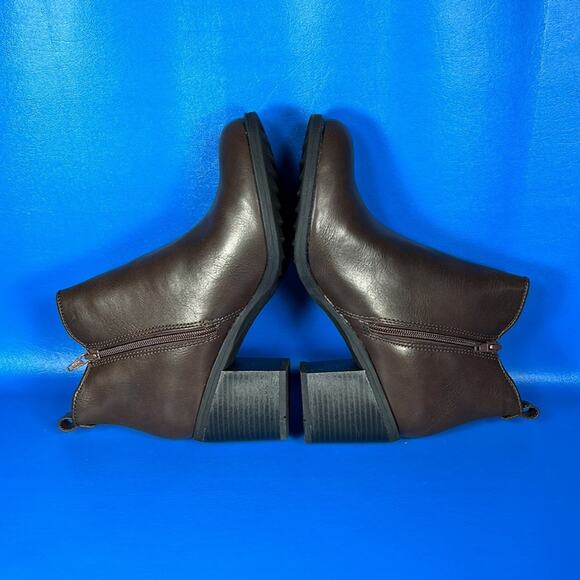 White Mountain Die Hard Ankle Bootie - Smooth Oak Brown - 9 - New in box - Picture 6 of 8